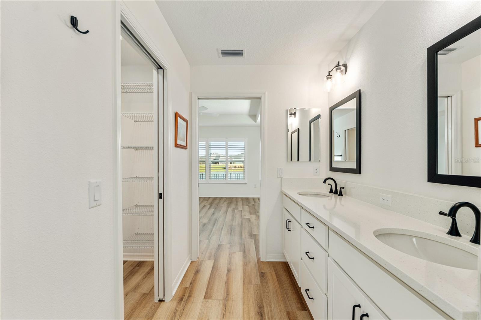 Image 37 of 64 For 2004 Booth Place