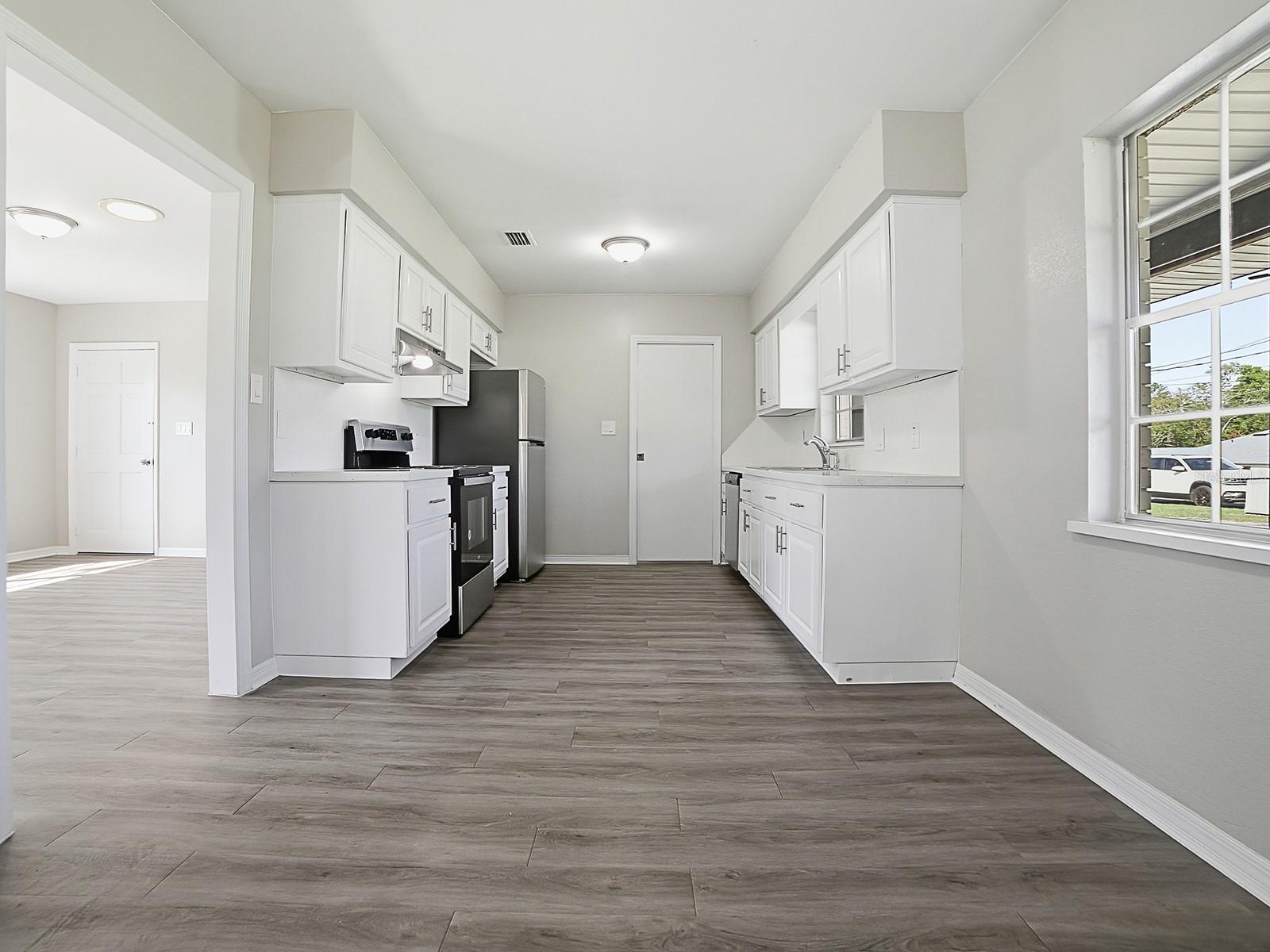 Image 10 of 29 For 5 Oak Street