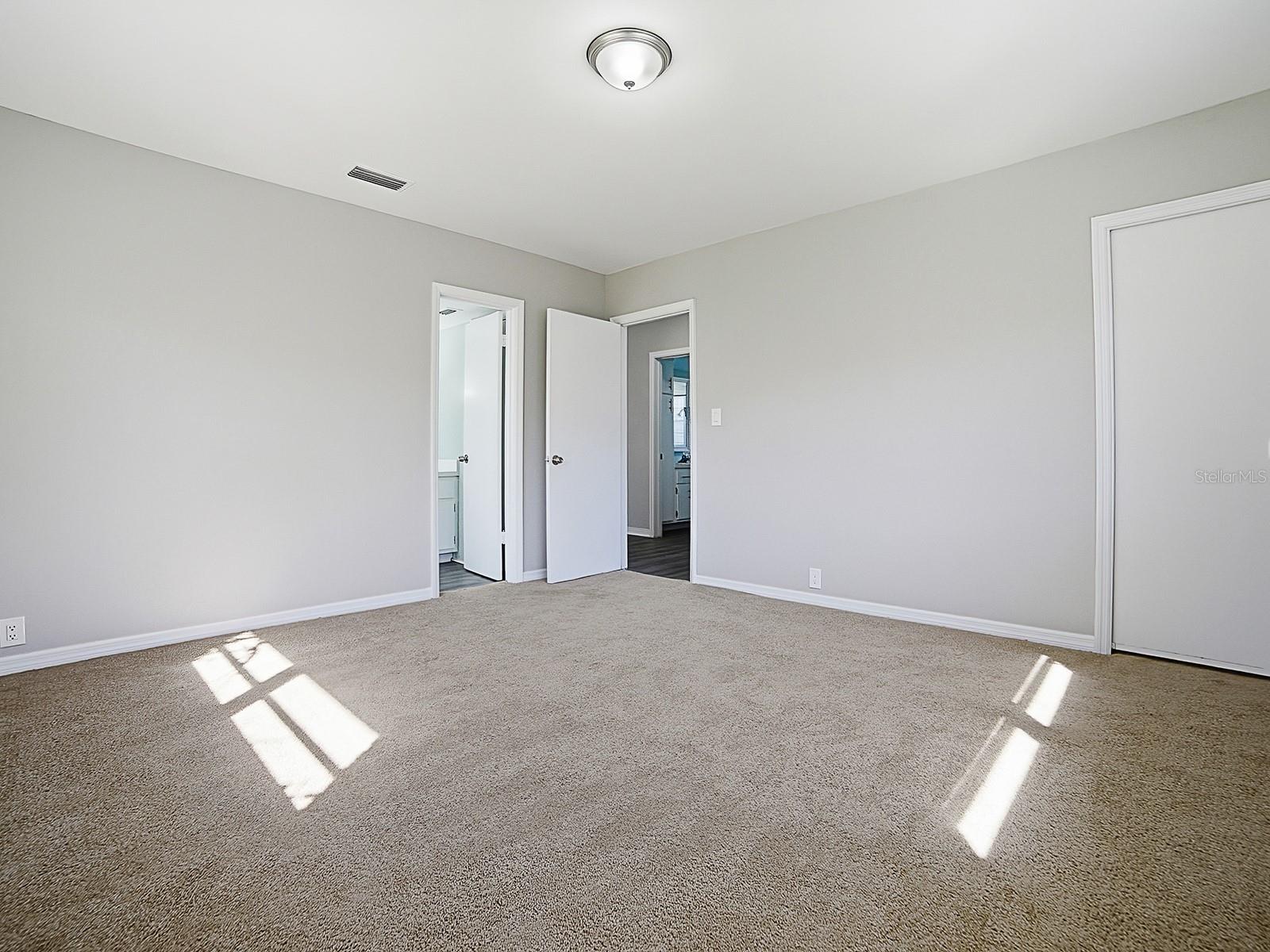 Image 17 of 29 For 5 Oak Street