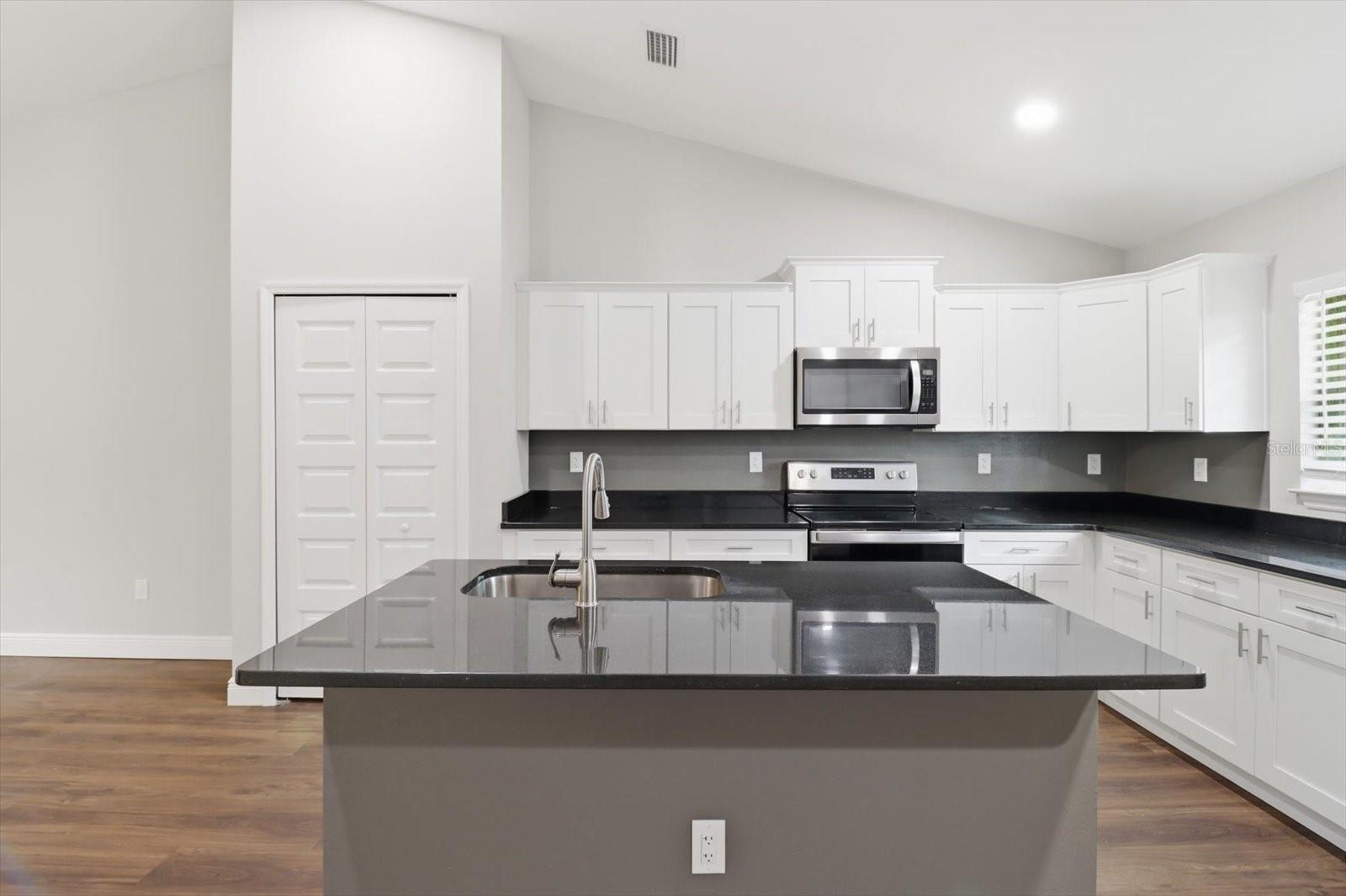 Image 8 of 36 For 9144 Peachtree Way