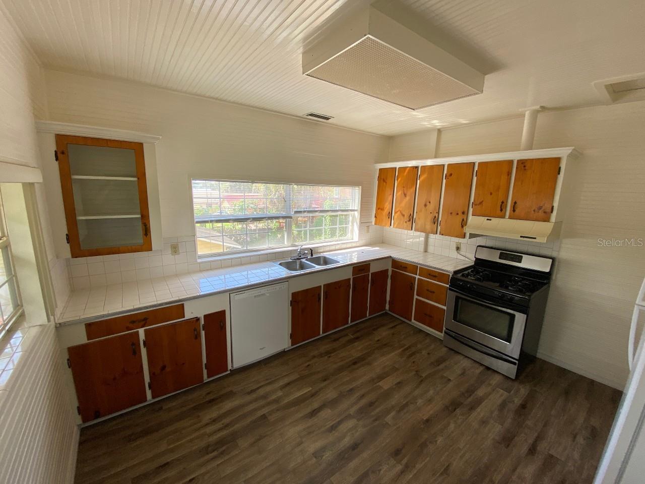 Image 7 of 11 For 902 Grove Street 2