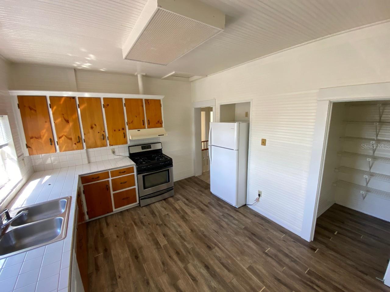 Image 8 of 11 For 902 Grove Street 2