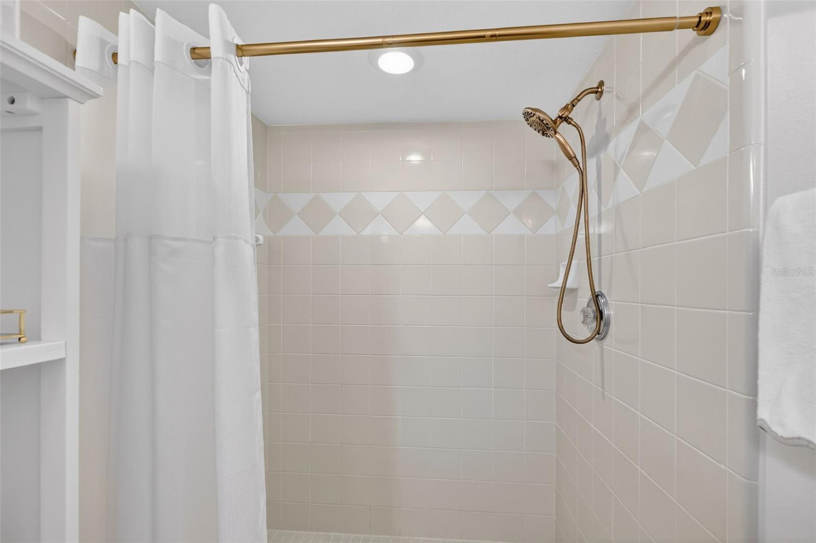 Image 24 of 39 For 1984 Golden Palm Circle