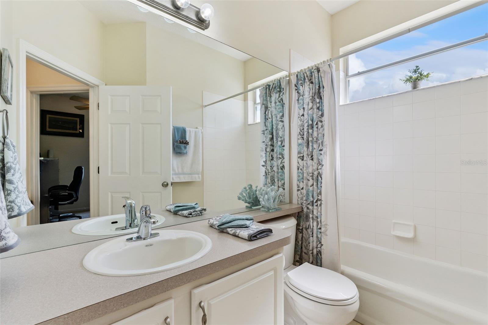 Image 25 of 43 For 13319 Via Roma Circle