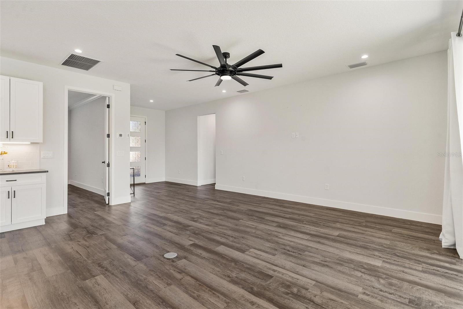 Image 14 of 52 For 415 Dixie Drive