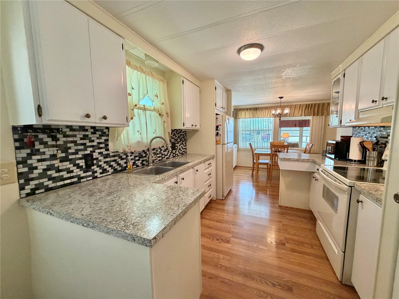 Image 5 of 78 For 344 Hawthorne Boulevard