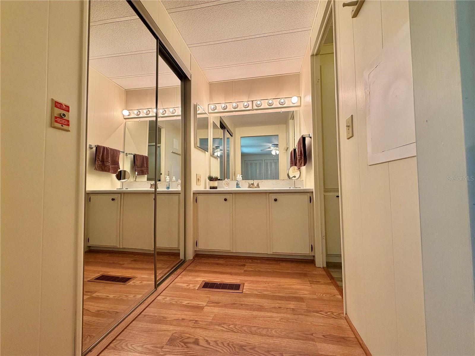 Image 55 of 78 For 344 Hawthorne Boulevard