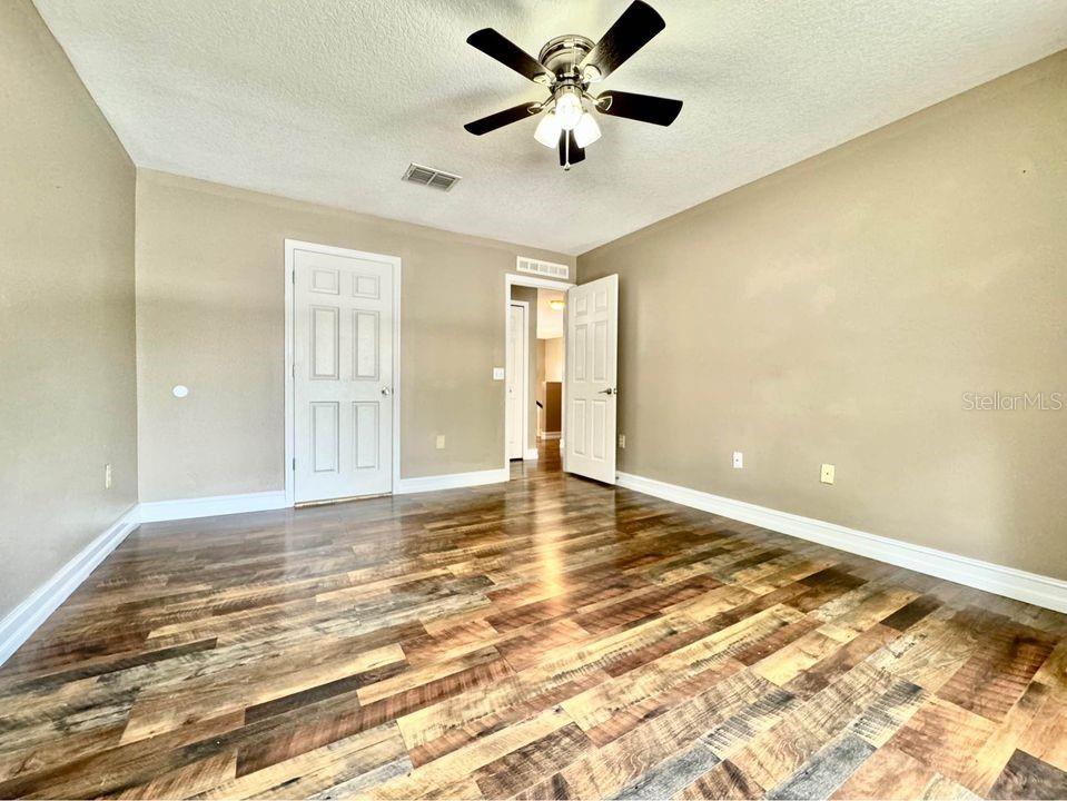 Image 23 of 39 For 800 Clear Brook Court