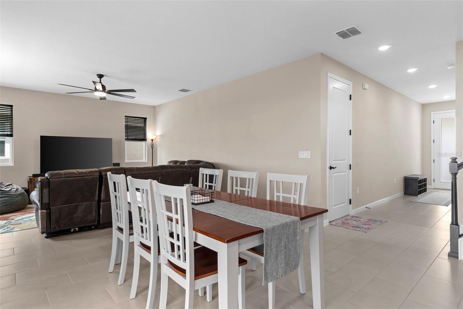 Image 17 of 39 For 872 Griffon Avenue