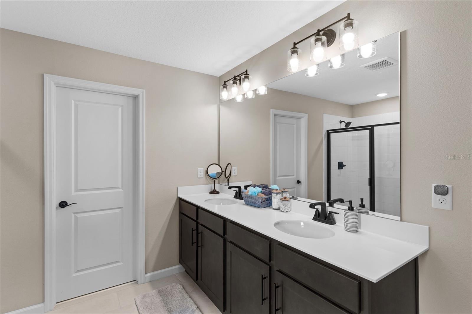 Image 23 of 39 For 872 Griffon Avenue