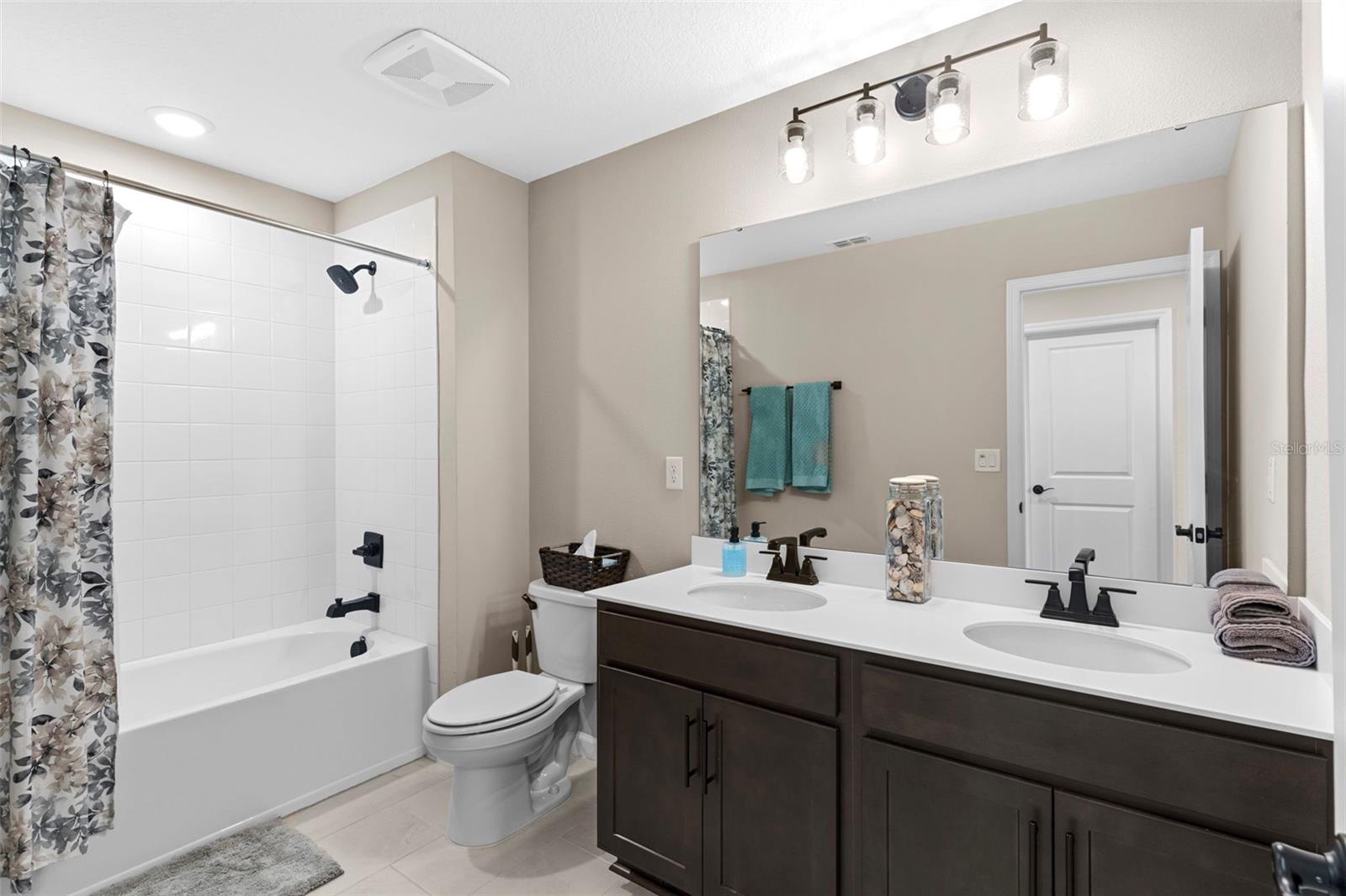 Image 30 of 39 For 872 Griffon Avenue