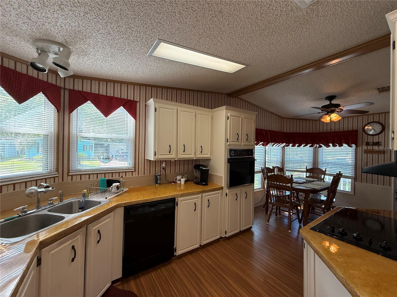 Image 4 of 22 For 807 Oak Boulevard