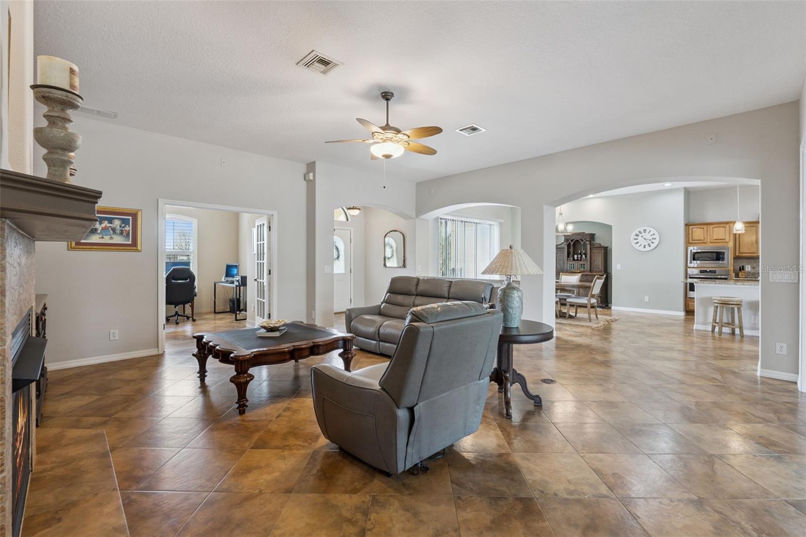 Image 5 of 40 For 7139 Groveland Farms Road