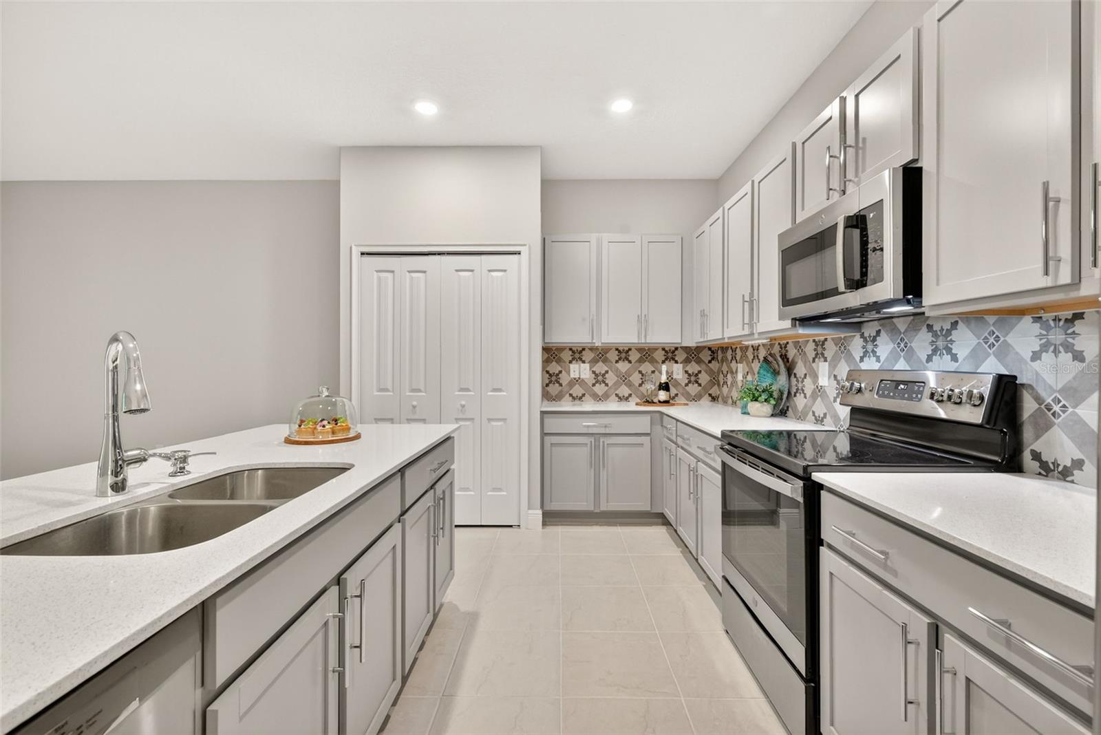 Image 9 of 34 For 27203 White Plains Way