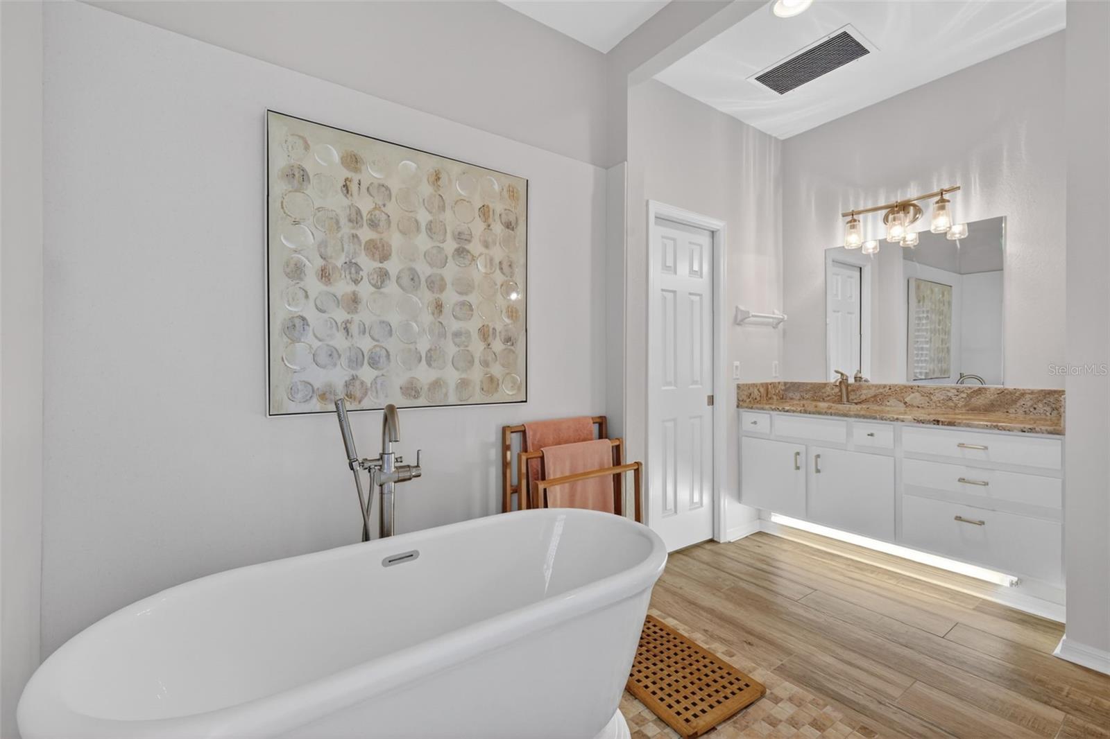 Image 22 of 53 For 1880 Edgewater Drive