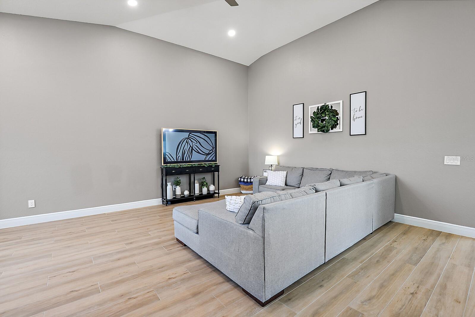 Image 6 of 21 For 5035 125th Loop