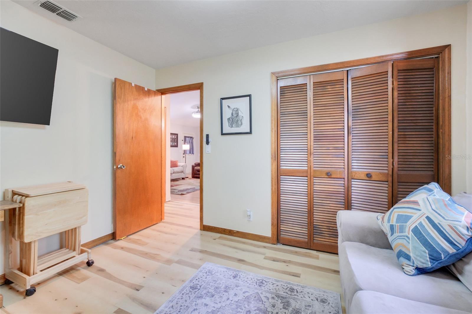 Image 22 of 37 For 615 E Inverness Blvd