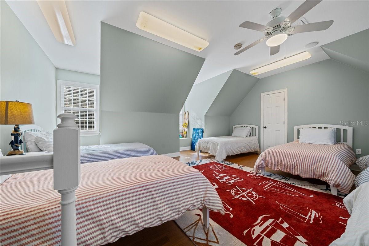 Image 54 of 93 For 1200 Peninsula Drive