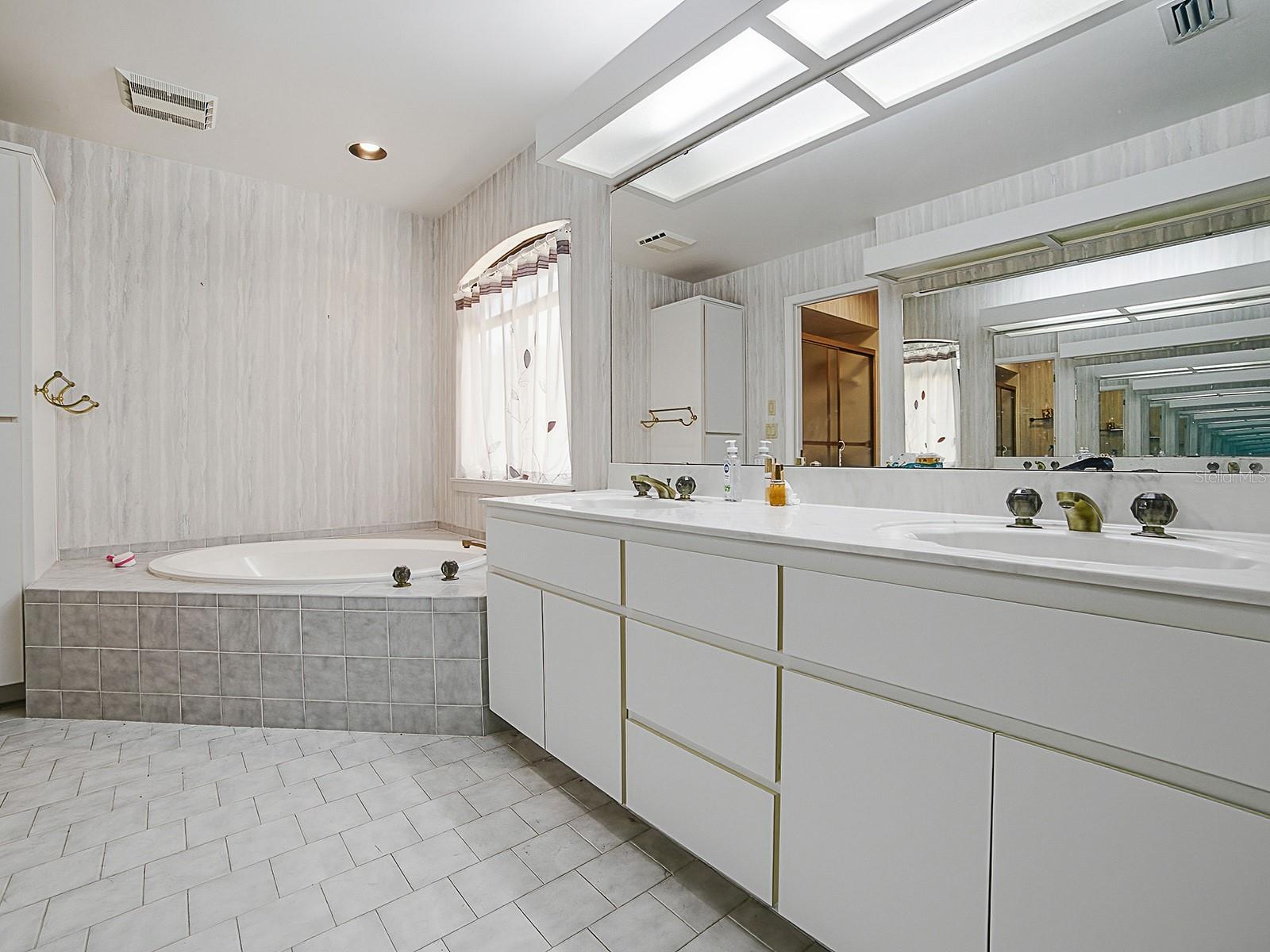 Image 19 of 30 For 104 Peppertree Court