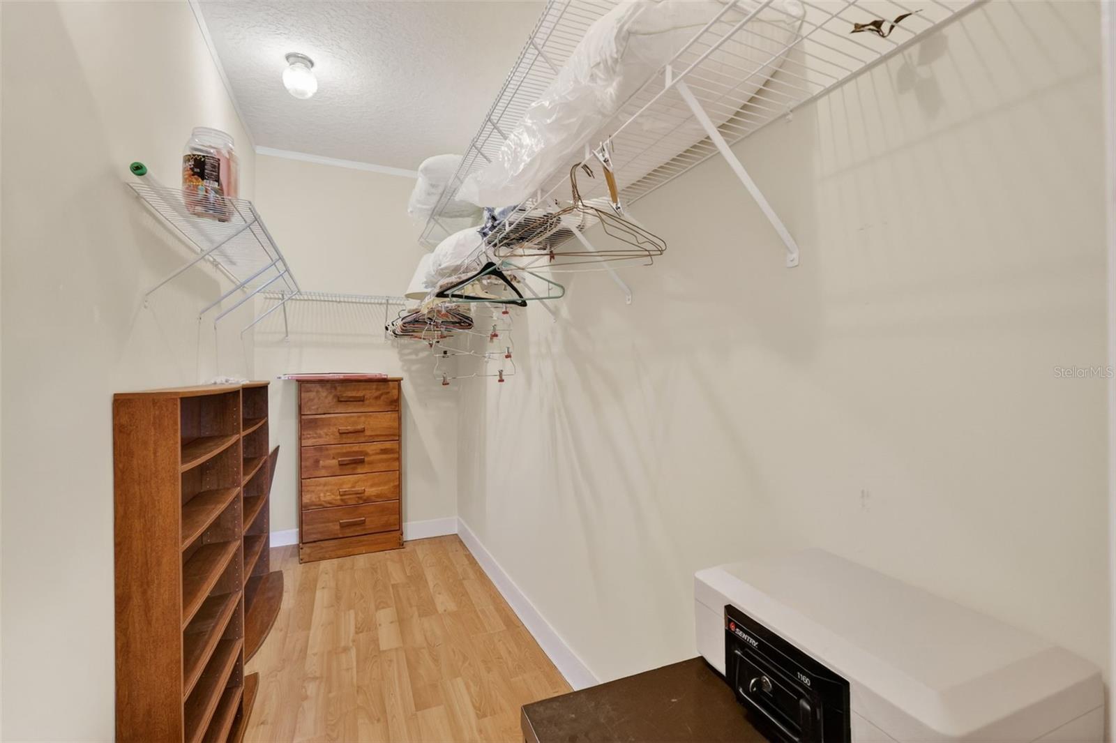 Image 19 of 42 For 691 Cindi Avenue