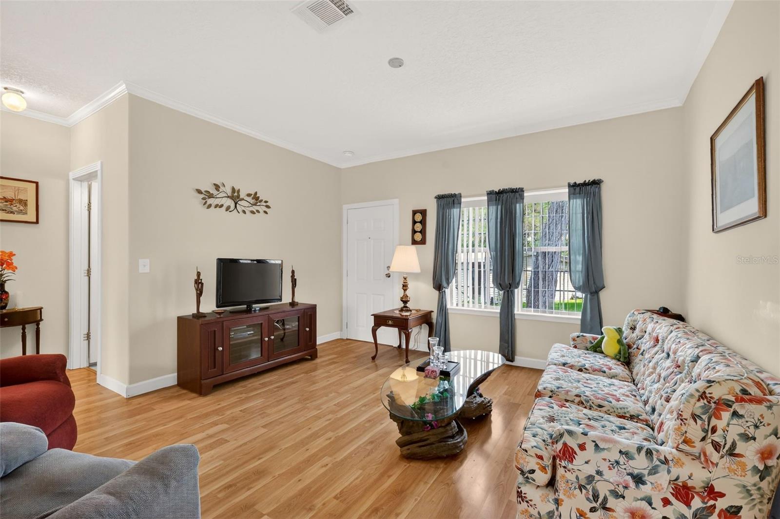 Image 6 of 42 For 691 Cindi Avenue