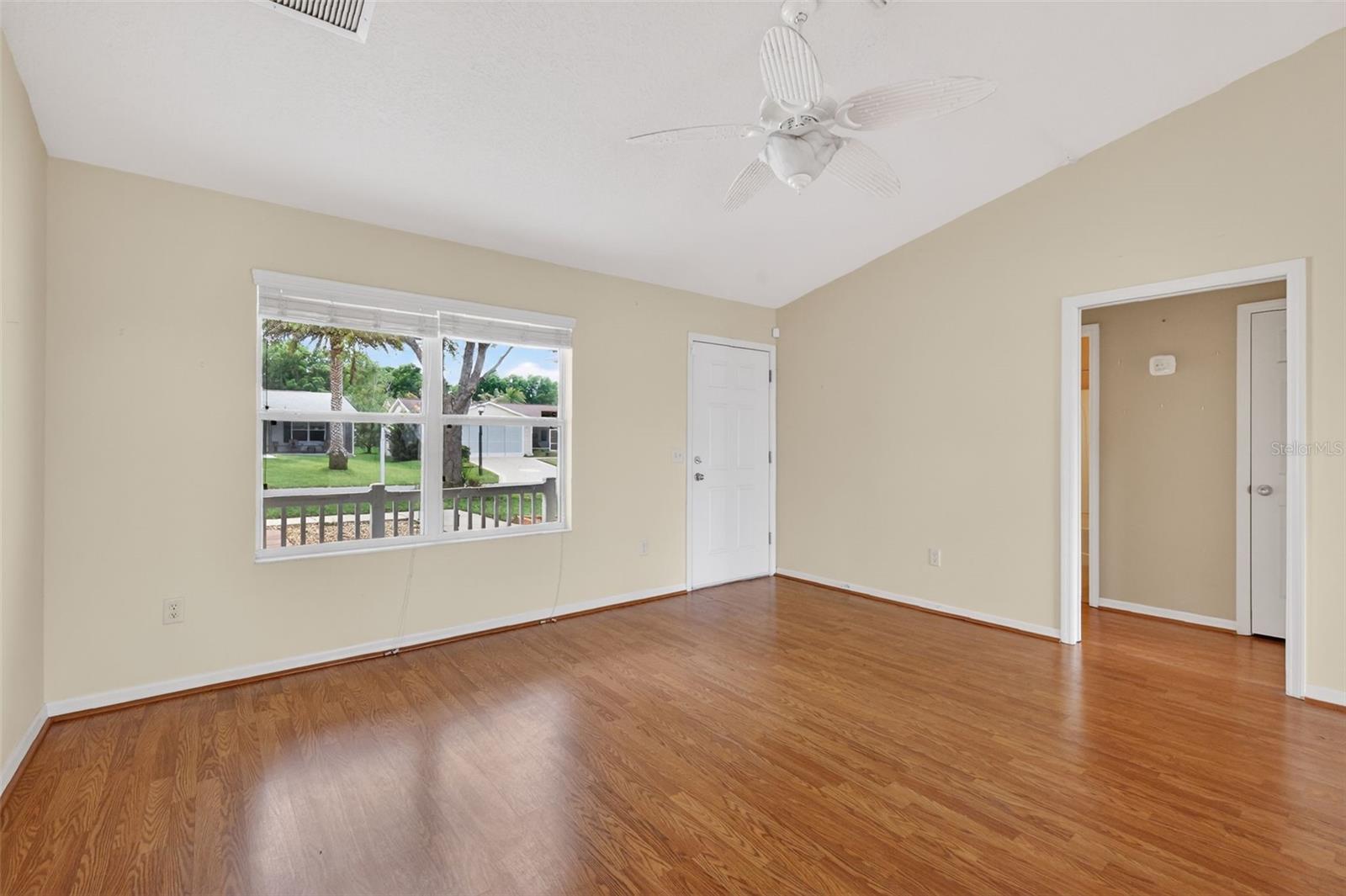 Listing photo id 9 for 287 Mercer Way