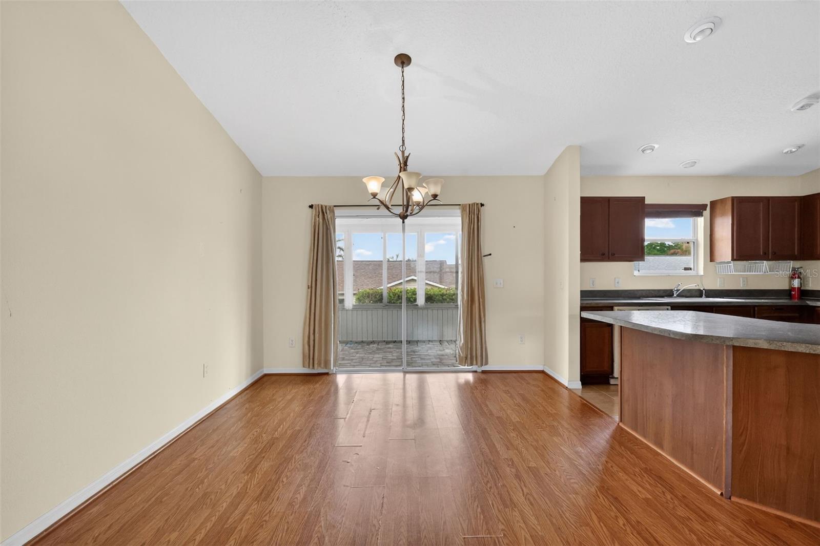 Listing photo id 10 for 287 Mercer Way