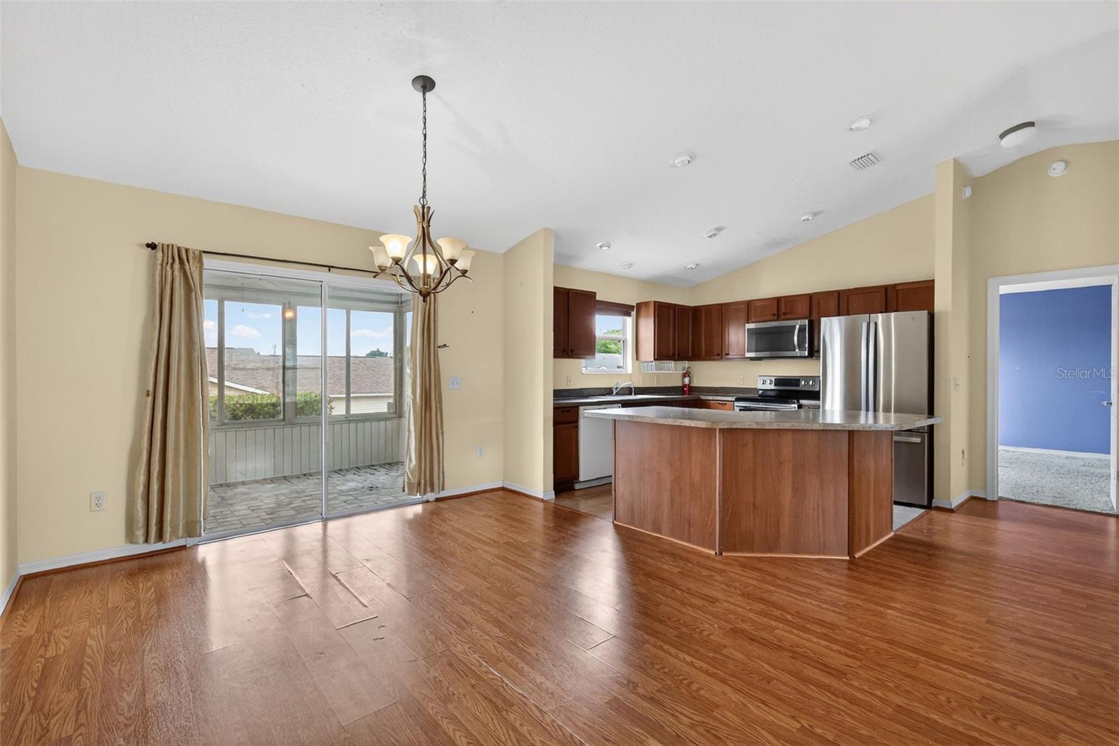 Listing photo id 11 for 287 Mercer Way