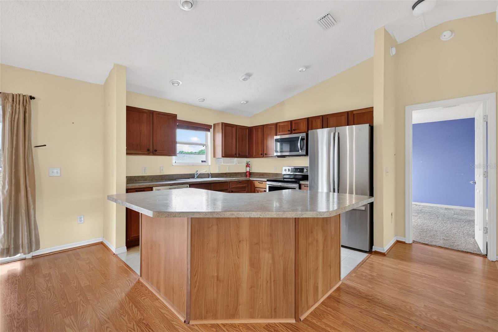 Listing photo id 12 for 287 Mercer Way