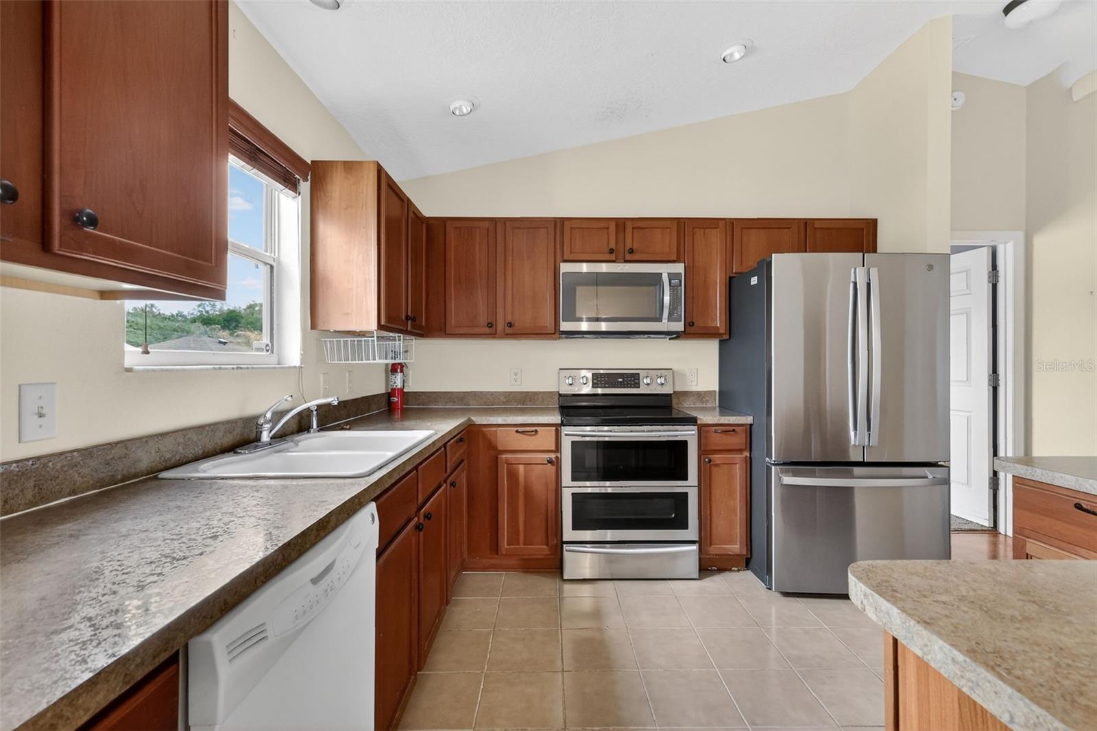 Listing photo id 13 for 287 Mercer Way