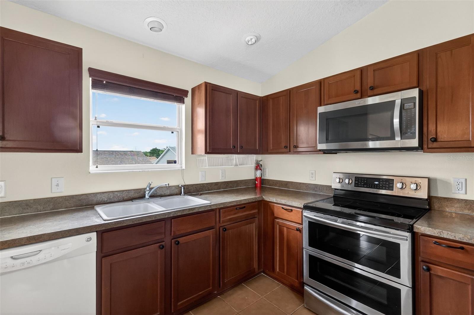 Listing photo id 14 for 287 Mercer Way