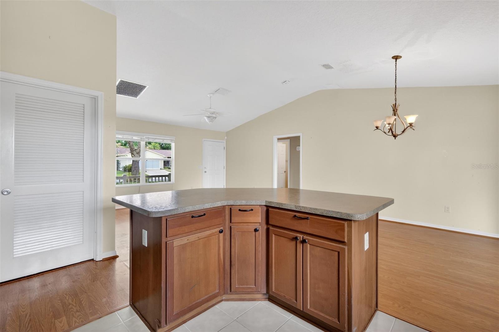 Listing photo id 15 for 287 Mercer Way