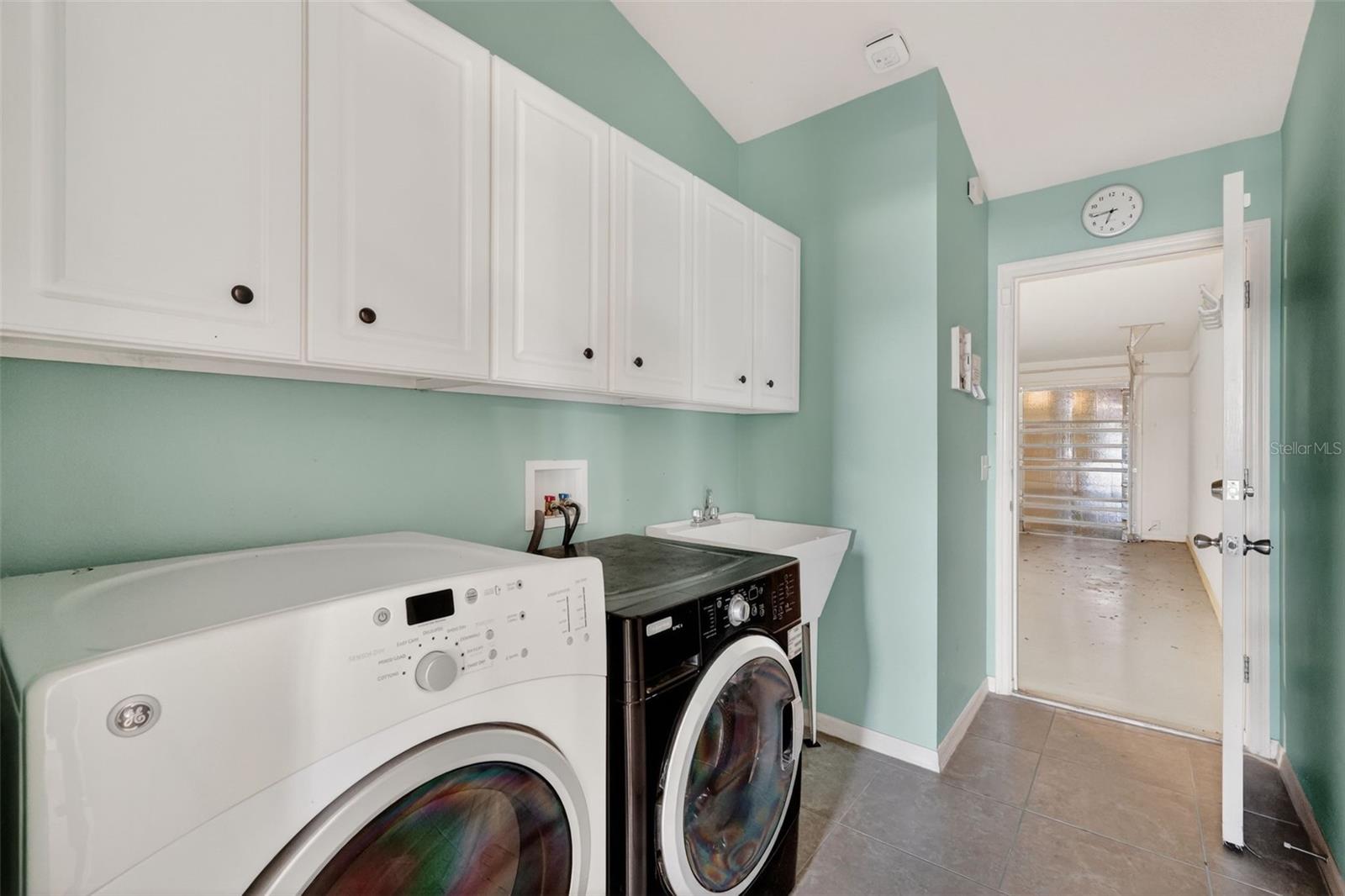 Listing photo id 17 for 287 Mercer Way