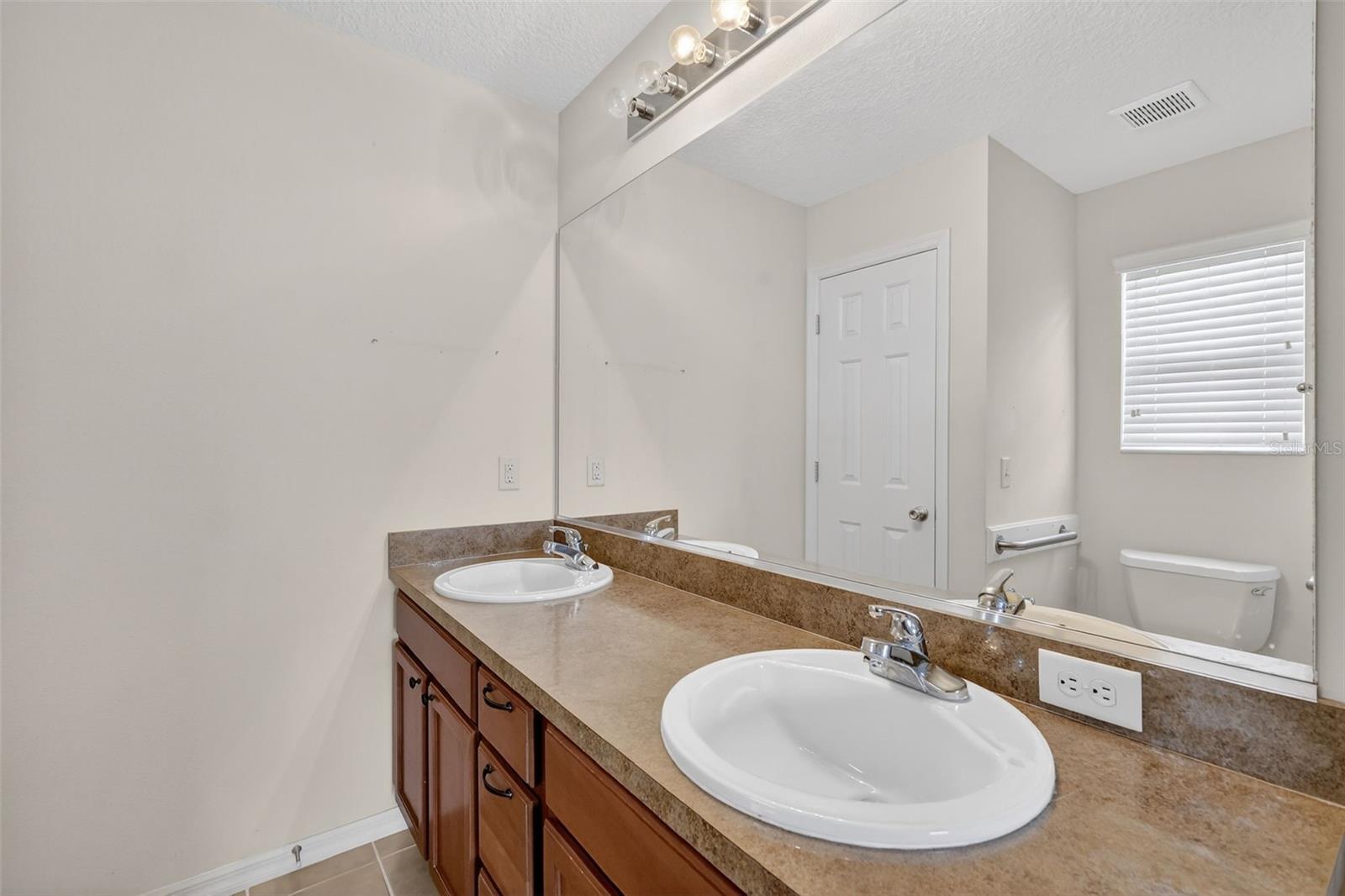 Listing photo id 24 for 287 Mercer Way