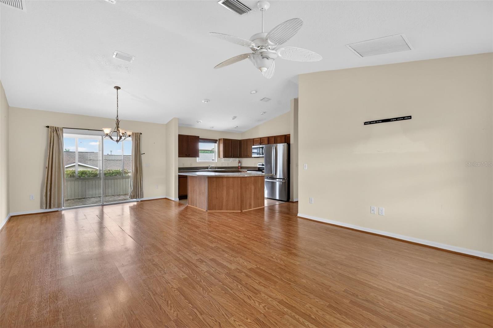 Listing photo id 6 for 287 Mercer Way