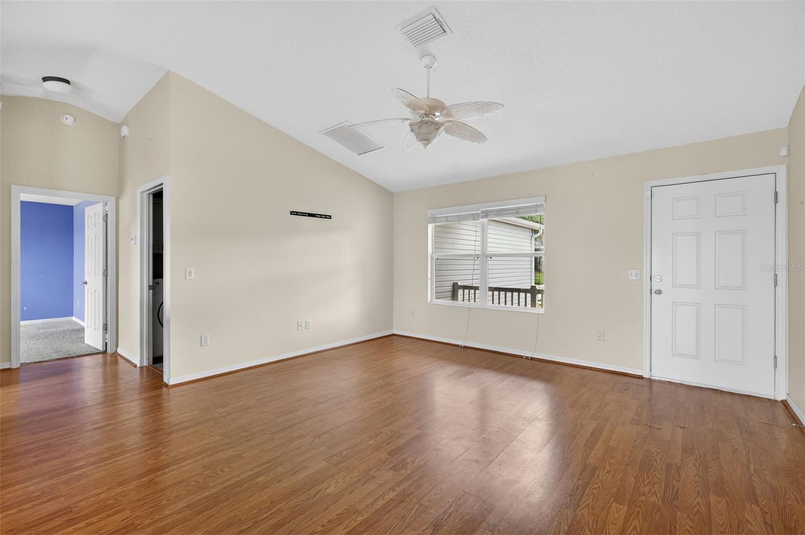 Listing photo id 7 for 287 Mercer Way