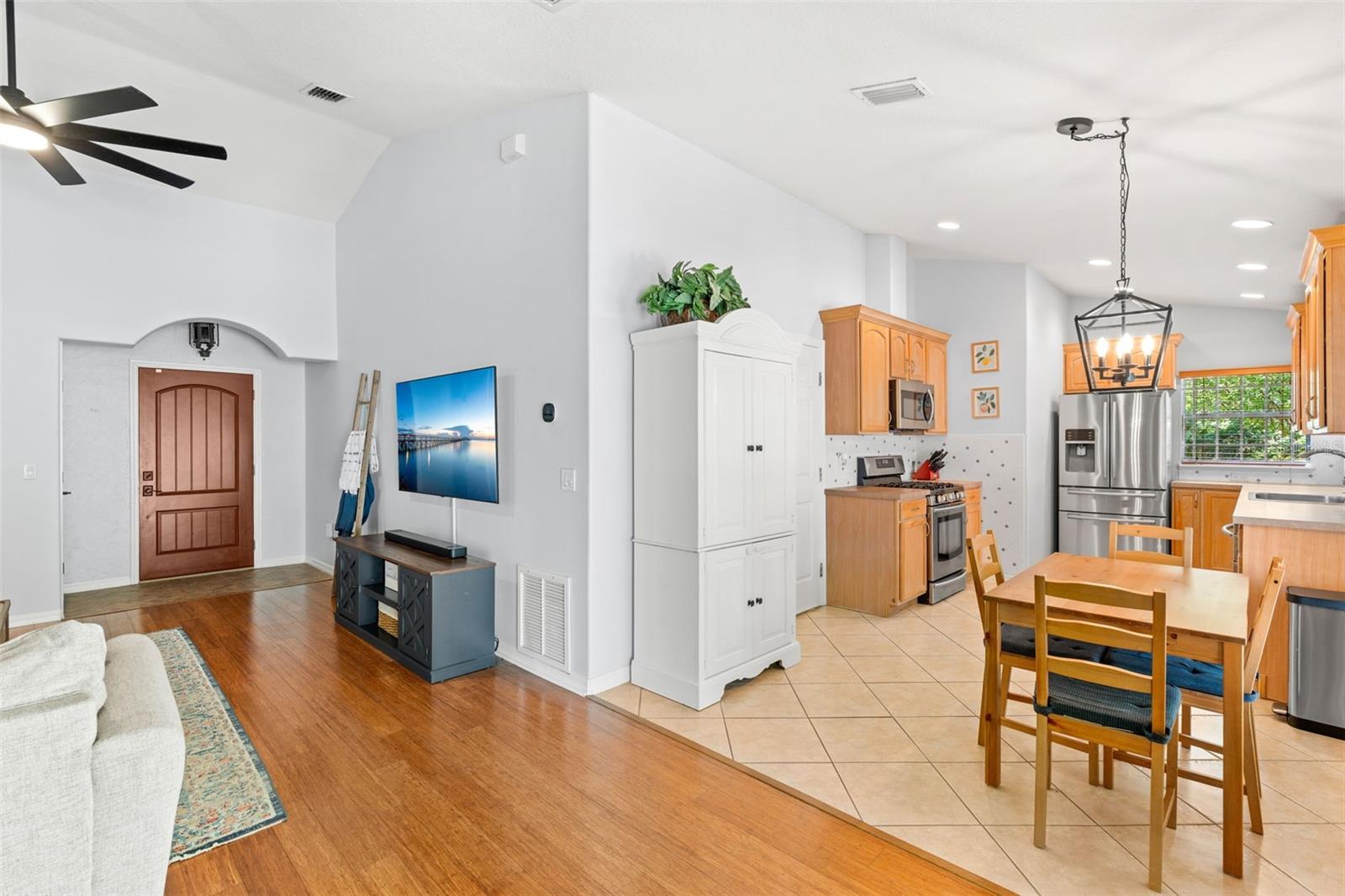 Image 7 of 32 For 870 Carlson Drive