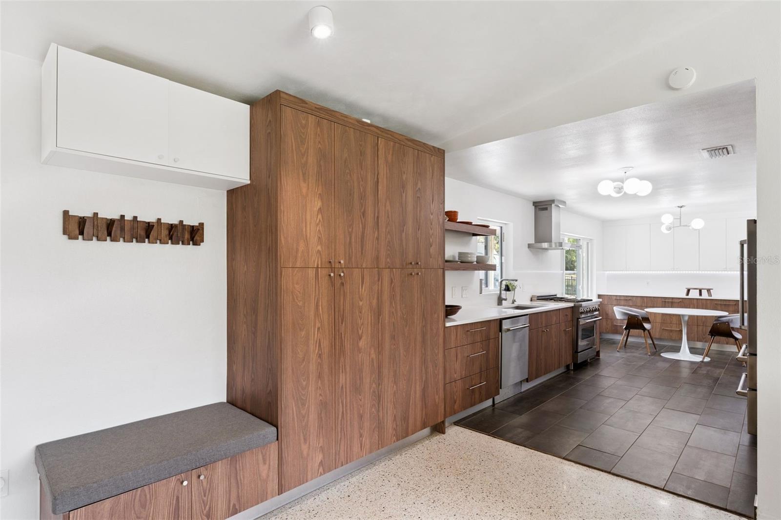 Image 13 of 40 For 10426 Lakeshore Drive