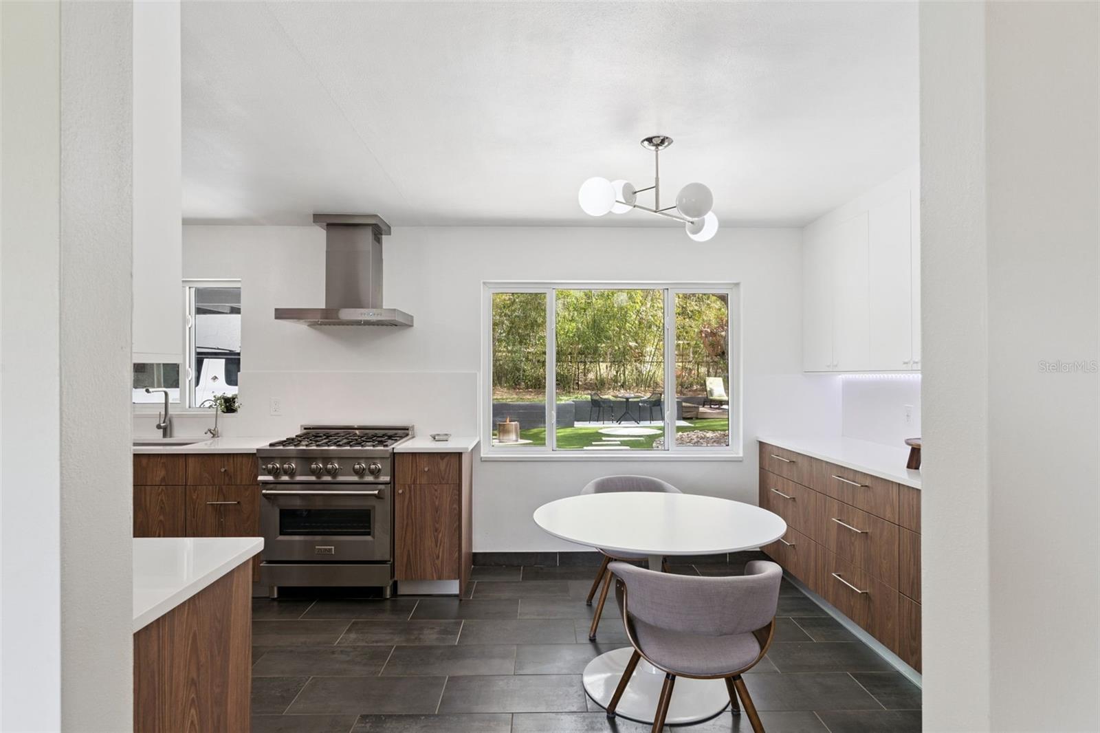 Image 16 of 40 For 10426 Lakeshore Drive