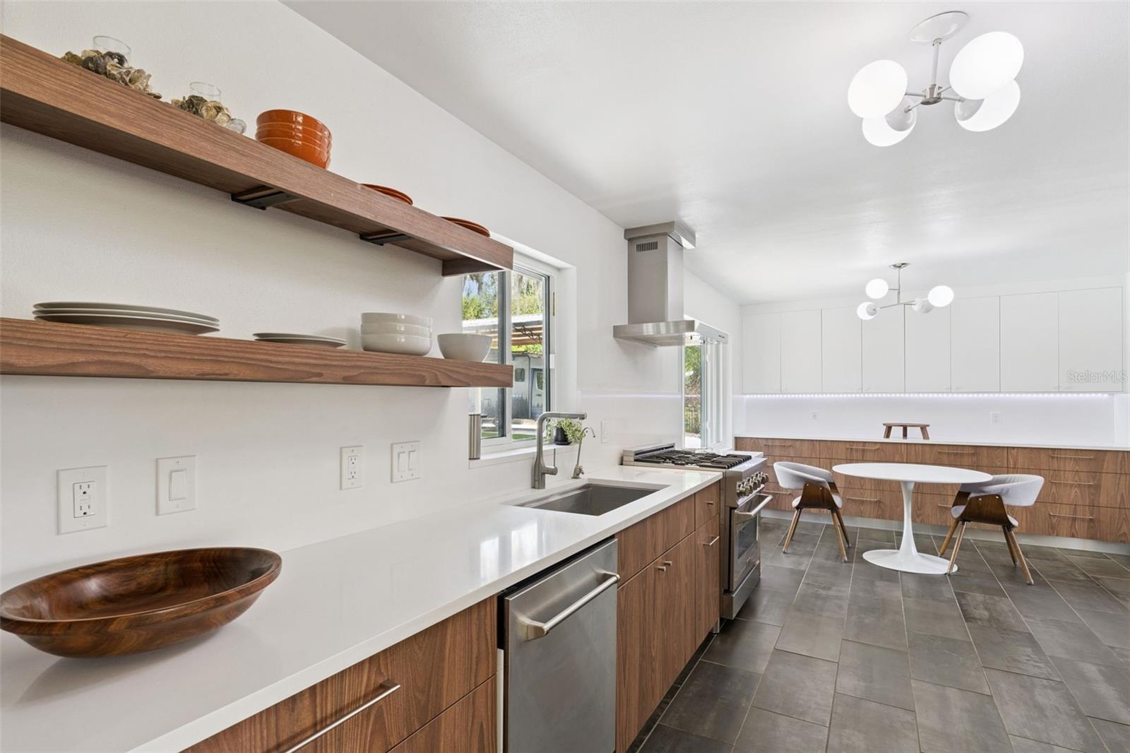 Image 18 of 40 For 10426 Lakeshore Drive