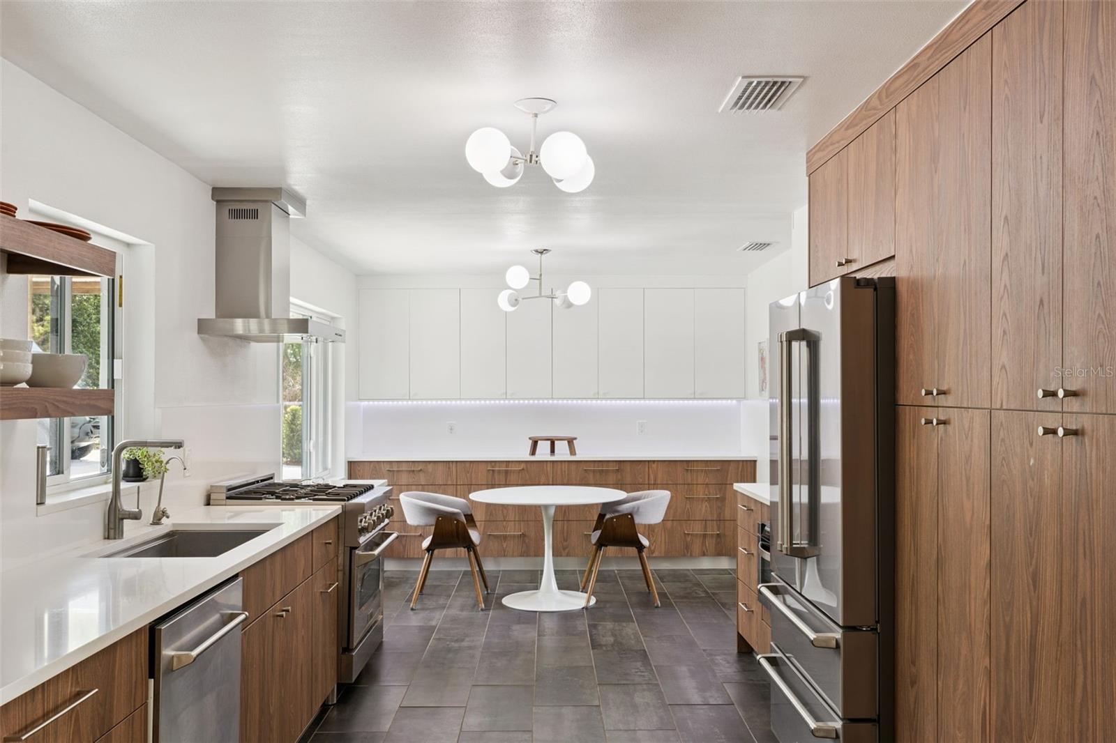 Image 19 of 40 For 10426 Lakeshore Drive