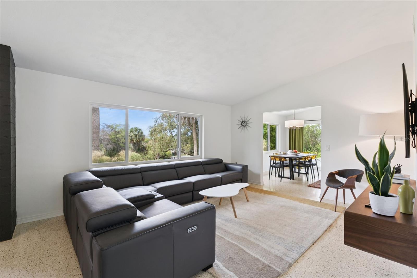 Image 4 of 40 For 10426 Lakeshore Drive