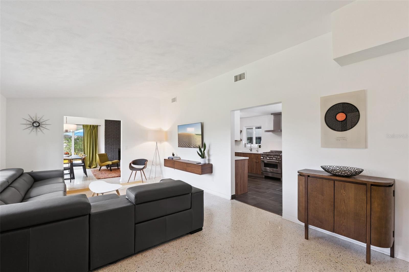 Image 7 of 40 For 10426 Lakeshore Drive