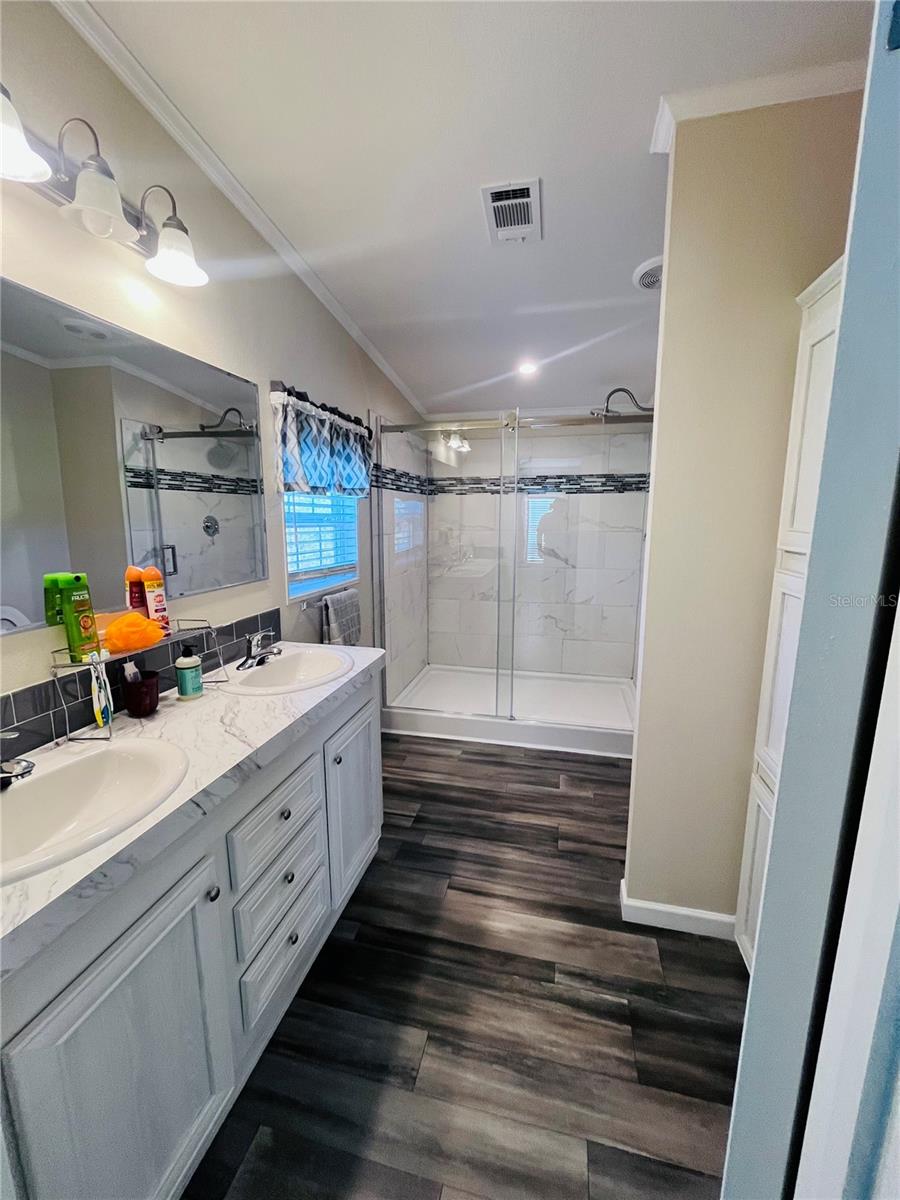 Image 11 of 19 For 27020 Bloomfield Ave