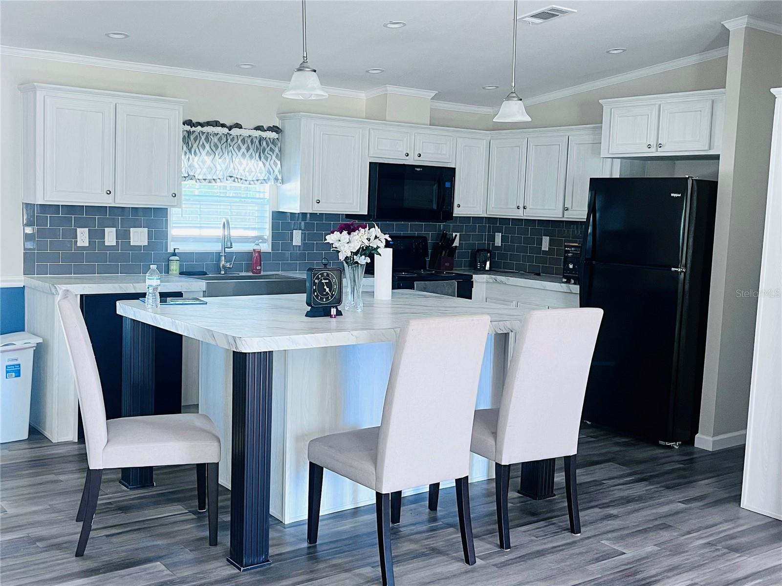 Image 3 of 19 For 27020 Bloomfield Ave