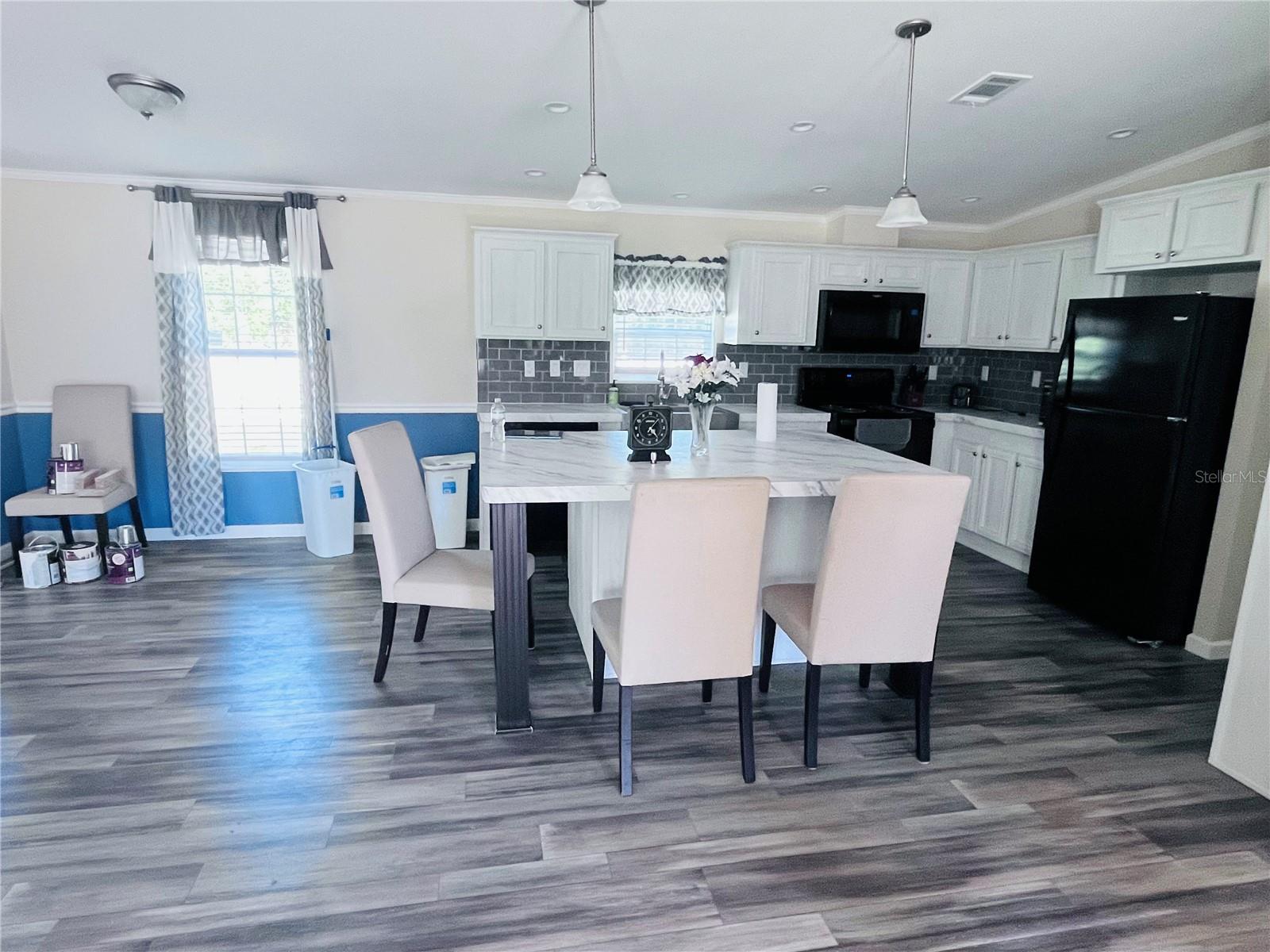 Image 7 of 19 For 27020 Bloomfield Ave