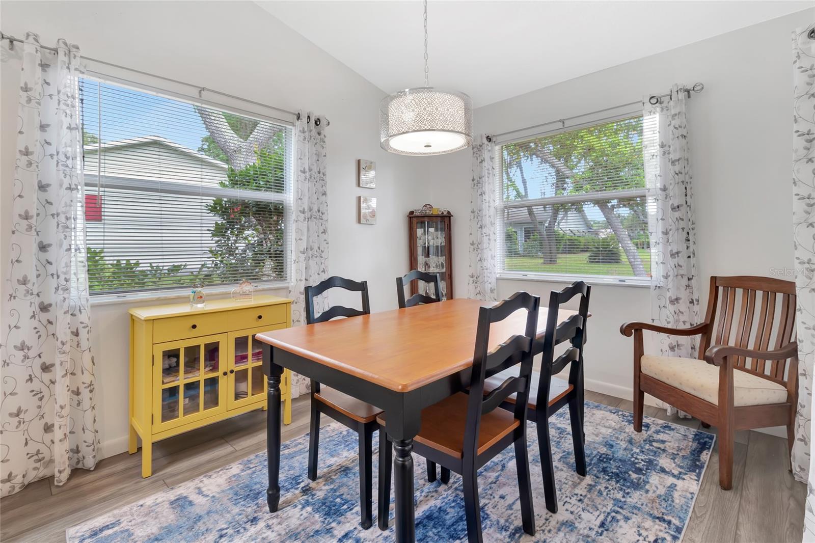 Image 17 of 50 For 27 Gordon Court