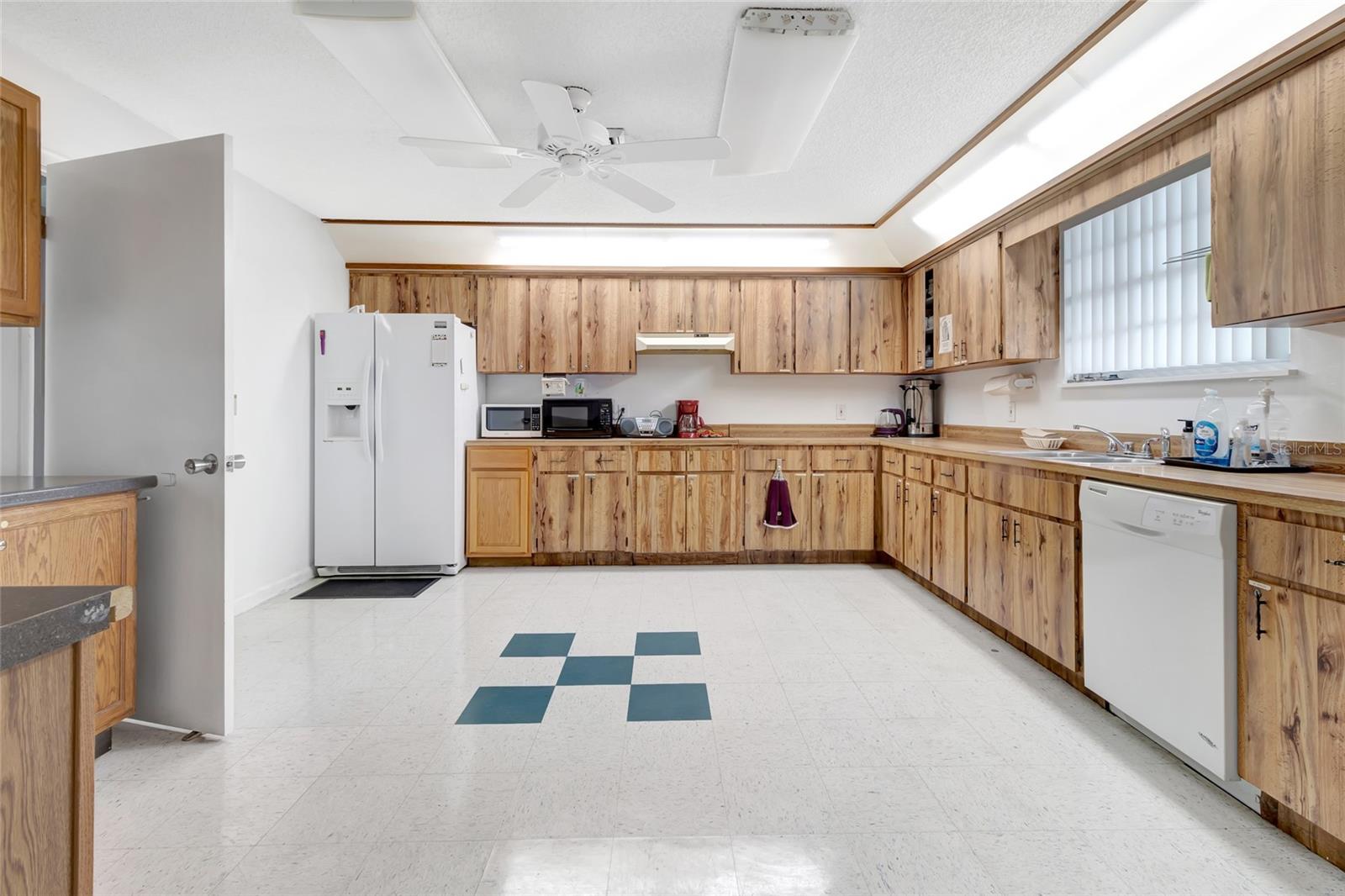 Image 49 of 50 For 27 Gordon Court