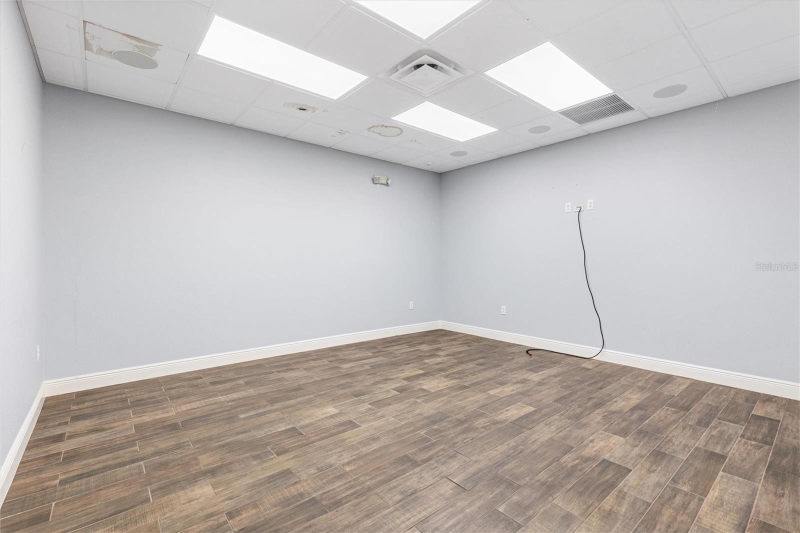 Image 23 of 41 For 1818 Greenleaf Lane