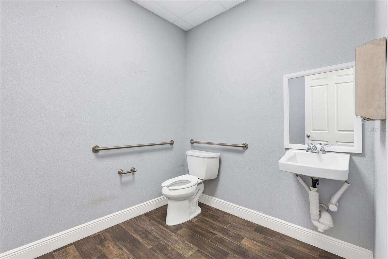 Image 25 of 41 For 1818 Greenleaf Lane